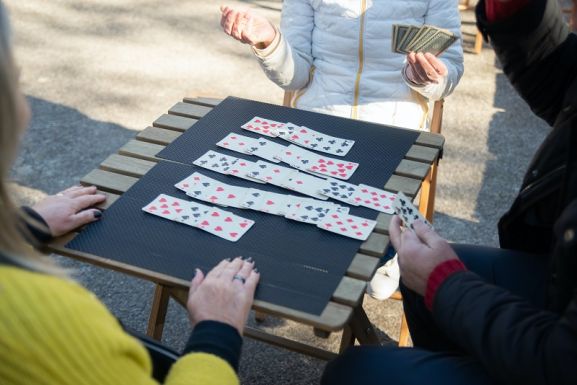 FRISSÍTVE – Csökkentik a kiadásokat: a munkaidőben pasziánszozó közalkalmazottak nézzenek más állás után