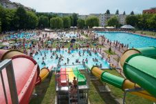 Szembeszökőek az eltérések a strandbelépőknél: míg Csíkszeredában 10 lej, Brassóban 95