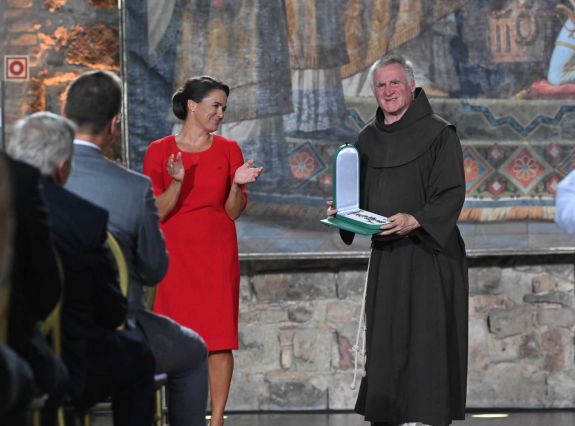 Magyar Becsületrenddel tüntette ki Böjte Csaba szerzetest Novák Katalin köztársasági elnök