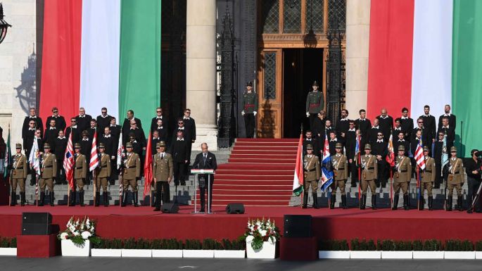 Magyar honvédelmi miniszter: akárhogy is ordítják a háborút körülöttünk, a magyarok nincsenek egyedül békevágyukkal