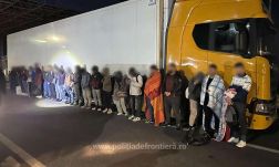 Ötven migránst tartóztattak fel szombaton Nagylaknál a határrendészek