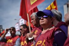 Elbocsátások ellen tüntetnek a postások