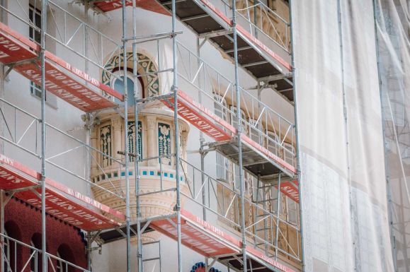 Elkezdődtek a felújítási munkálatok a Kultúrpalota Győzelem téri homlokzatán (X)