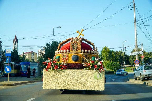 „Célba értek” Bihar megyében a Debreceni Virágkarnevál virágkompozíciói