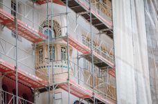 Elkezdődtek a felújítási munkálatok a Kultúrpalota Győzelem téri homlokzatán (X)