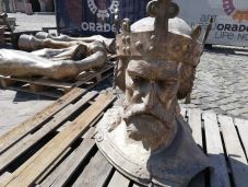 Darabokban érkezett meg a nagyváradi várba Szent László szobra
