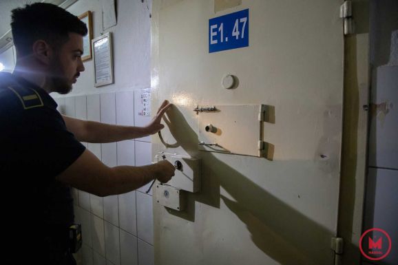 Őrizetbe vették az emeletről gyermekeit kidobáló édesanyát