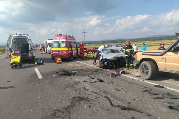 Egy személy meghalt és hárman megsérültek, amikor három autó ütközött Csíkszereda közelében