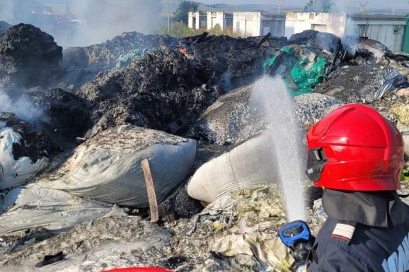 Ég egy műanyaglerakat Nyárádtőn, szerdán ez a második nagy tűz Maros megyében