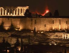 Athéniek tízezreit evakuálták az erdőtüzek miatt