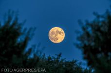 Holdra szállt India