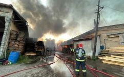 Pusztító tűz egy nyárádremetei üzemanyag- és fa-lerakatban – egy személy meghalt, hárman megsérültek