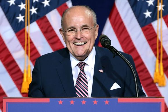 Feladta magát Giuliani, majd óvadék ellenében szabadon távozott