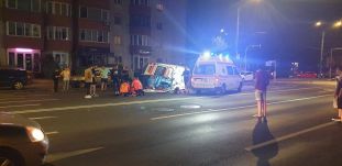 Felborult egy mentőautó, a beteg is megsérült