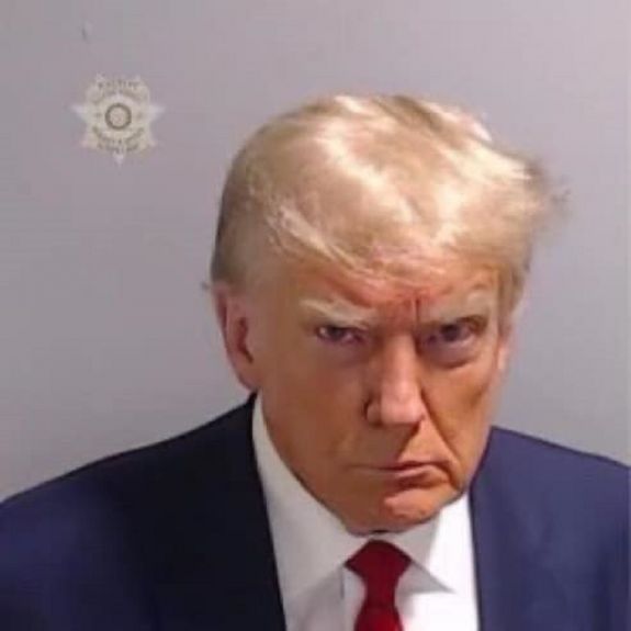 Feladta magát Trump, első ízben készült volt amerikai elnökről bűnügyi nyilvántartási fotó