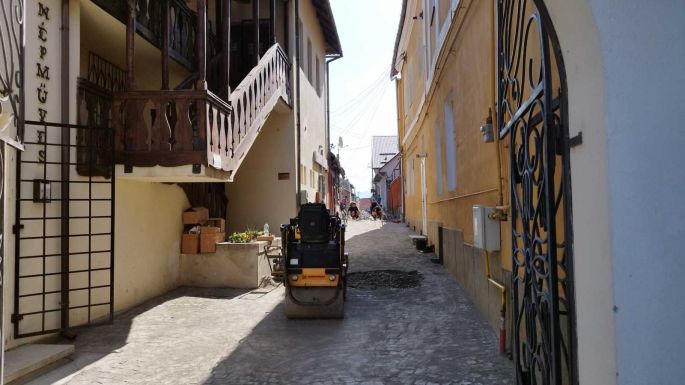 Újabb udvartér kövezését kezdték meg Kézdivásárhelyen