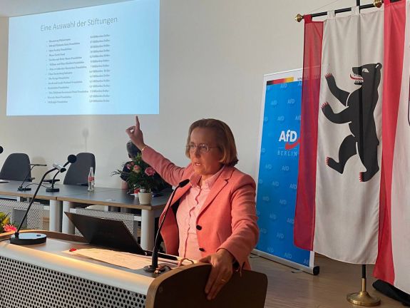 Fekáliával kenték össze a szélsőjobboldali német politikust