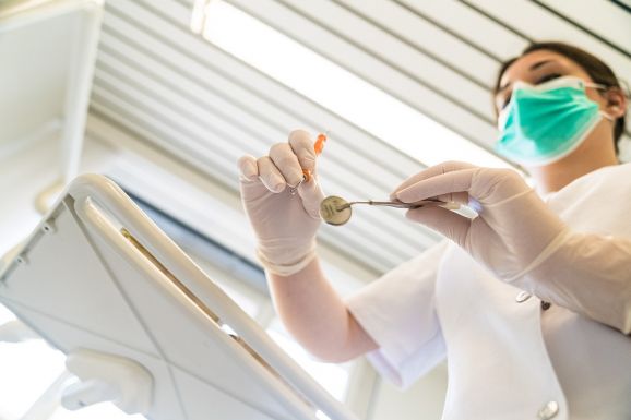 Botrányt okoztak Belgiumban a Romániában kiadott fogorvosdiplomák