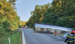 Felborult egy etanolt szállító tartálykocsi; forgalomlezárás a 7-es országúton