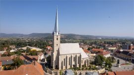 Felavatták Désen a magyar állami támogatással felújított református templomot és elemi iskolát