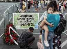 Bukarestben tüntettek Alexandraért, a szülészeten meghalt kismamáért