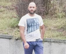 Kiesett egy gyerek az ötödikről, egy járókelő kapta el