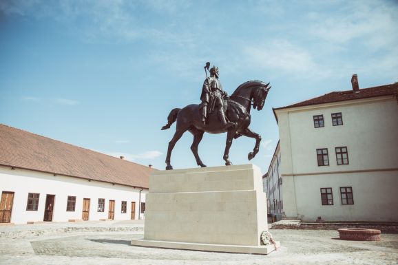 FRISSÍTVE - Szent László hazatért a nagyváradi várba, ahol felállították a lovagkirály új lovasszobrát