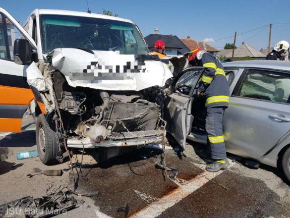 Hatan sérültek meg, köztük két gyerek, egy Szatmár megyei balesetben