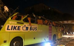 Năvodari: magasságkorlátozónak ütközött egy busz, sokan kórházba kerültek