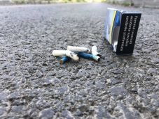 A rendőrök felszedetik az eldobott cigarettacsikkeket Sepsiszentgyörgyön