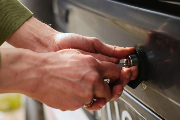 Egy kétéves gyermeket találtak az autó csomagtartójában a határőrök