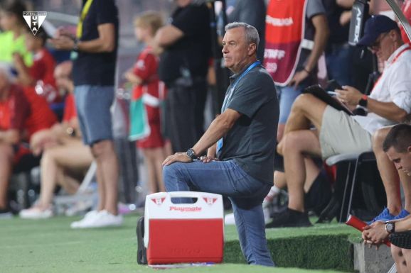 Szívinfarktust kapott a meccsen az UTA edzője, szerdán műtötték