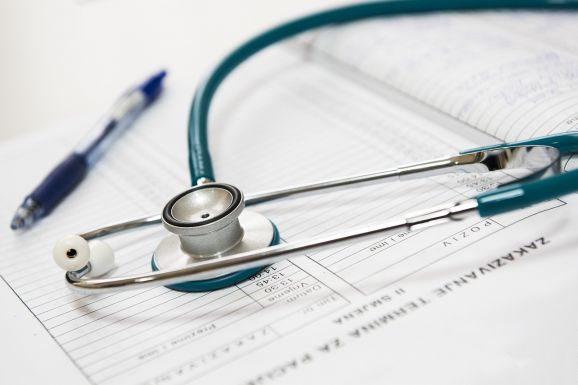 Sürgősségi rendeletben szabályozták az egészségügyi dolgozók ügyeleti díját