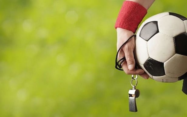 Játékvezetői hiány a labdarúgásban – toborzó kampányt hirdetett az UEFA