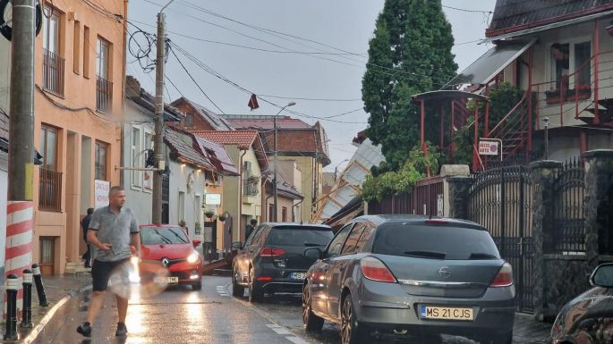 Pusztított a vihar Marosvásárhelyen – Fákat csavart ki, tetőket rongált meg