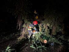 Tizenkilenc megyében és Bukarestben okozott károkat a vihar