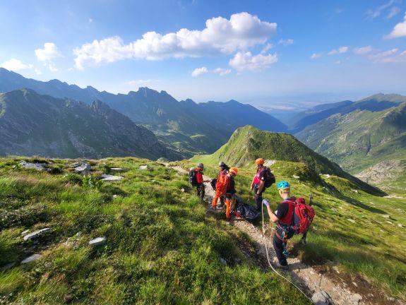 Hegyimentők hozták le a Fogarasi-havasokban elhunyt lengyel turista holttestét 