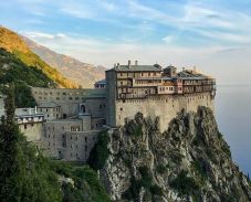 Egy Athosz-hegyi szerzetes lábon lőtte a román vendégmunkást, amikor egy macskára vadászott