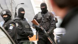 Teherautók alváza alá hegesztett fémketrecekben csempészték a migránsokat