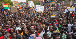 Ezrek tüntettek Nigerben a külföldi szankciók ellen