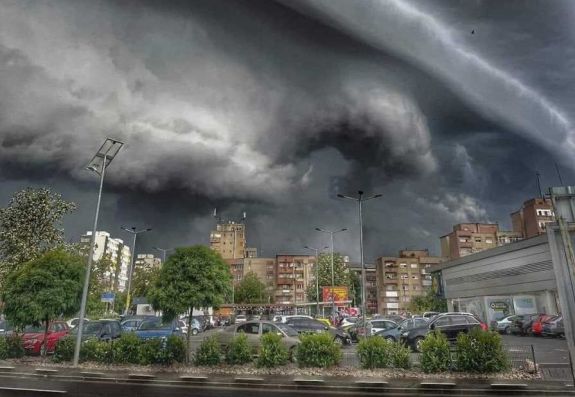 Kilenc megyében viharosra fordul az idő, az ország nagy részében kitart a kánikula