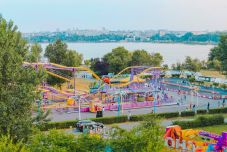 Botrány a román tengerparton: étellel dobálták a fogyasztóvédőket