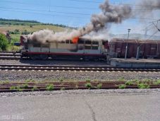 Kigyúlt egy mozdony, hatalmas füsttel ég