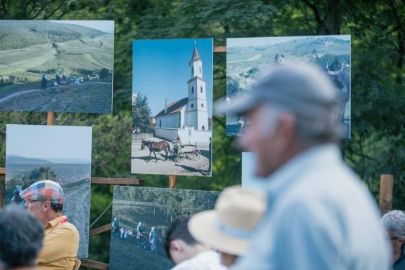 „A falusi ember mindennapjainak pillanatnyi lenyomatai”: több mint 45 év után kerültek vissza Mérába Boros Gábor kalotaszegi fotói