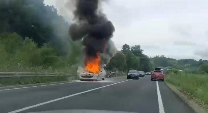 Menet közben gyulladt ki egy autó, teljesen kiégett