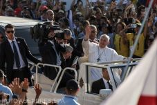 Ferenc pápa másfél millió fiatallal imádkozott együtt Lisszabonban