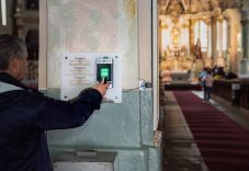 Bankkártyával is „bedobhatjuk” a perselypénzt a csíksomlyói kegytemplomban