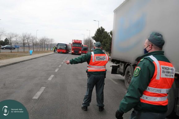Rengeteg hamis ruhát és rúzst találtak a magyar pénzügyőrök egy román autóban
