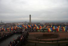 AUR-osok ezrei vonultak fel Gyulafehérváron a román nemzeti ünnep alkalmából