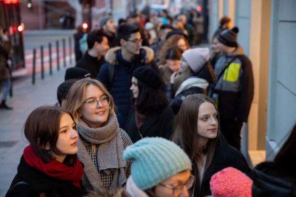 Kígyózó sorokban érkeztek a látogatók a Hintz-házba költözött könyvesboltba